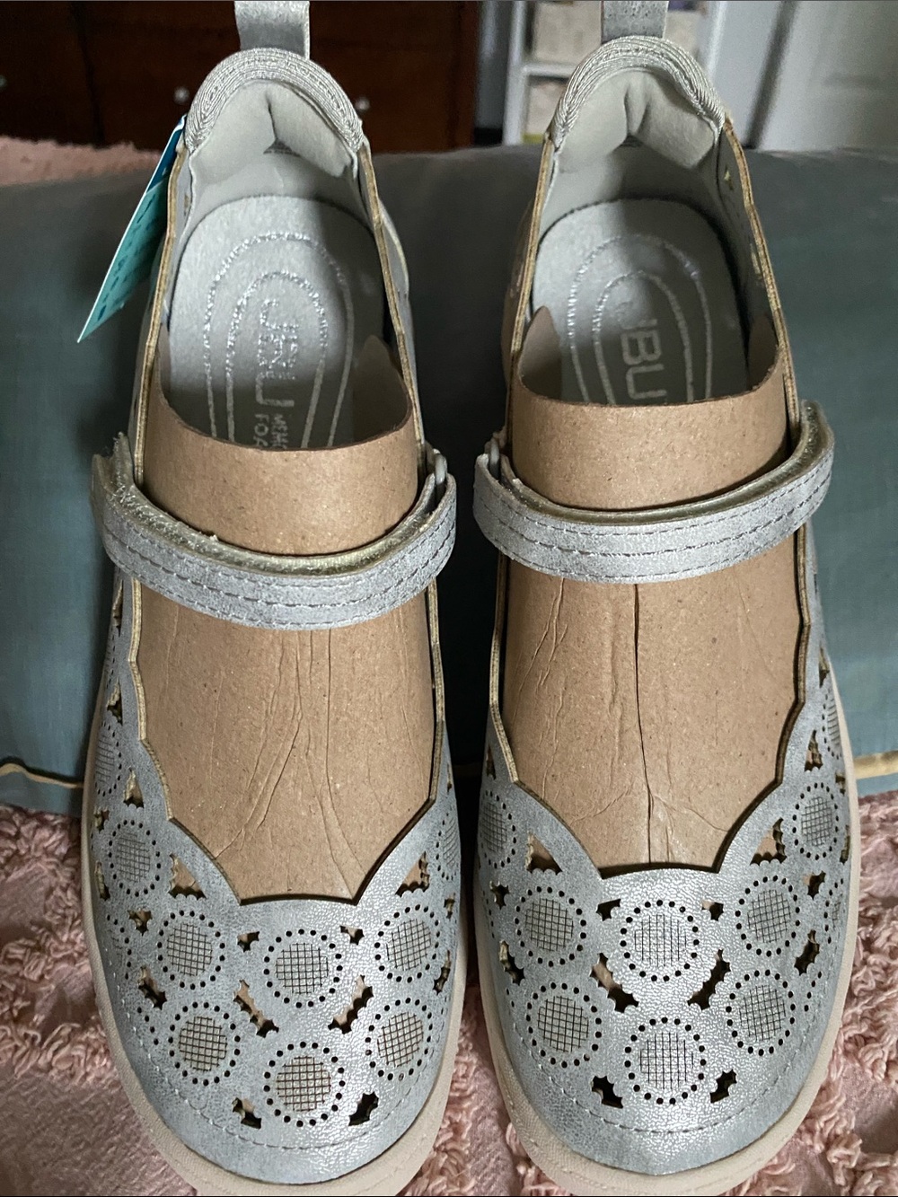JBU Women’s Mary Jane Flats in Light Silver and Tan